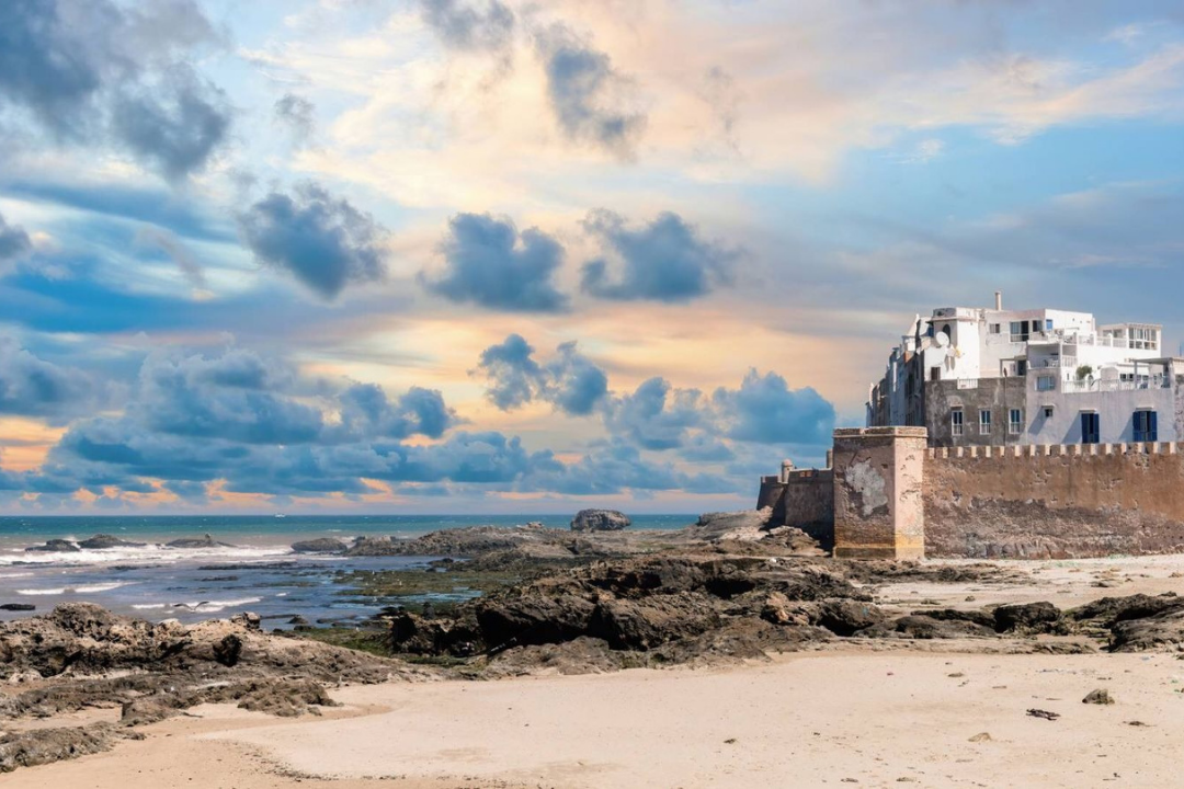 Côte d’Essaouira avec vagues de l’océan Atlantique